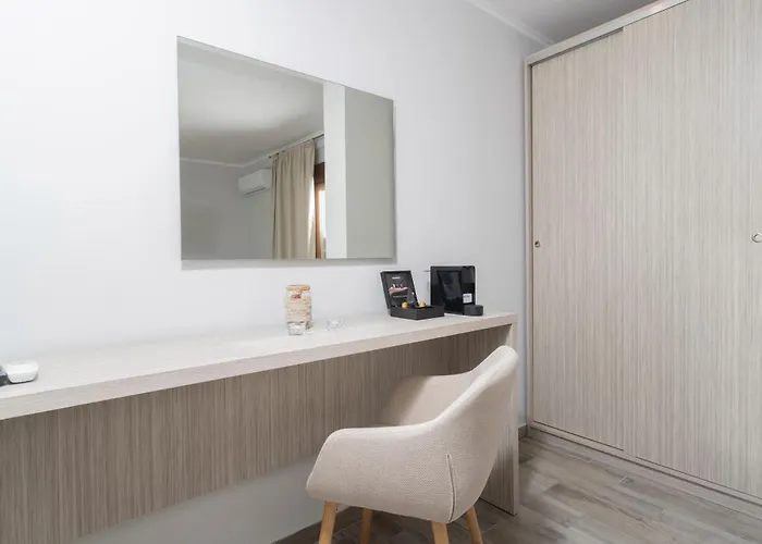 Sea View Apollo & In *